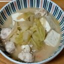 鶏団子と豆腐とじゃがいもとキャベツの食べる味噌汁